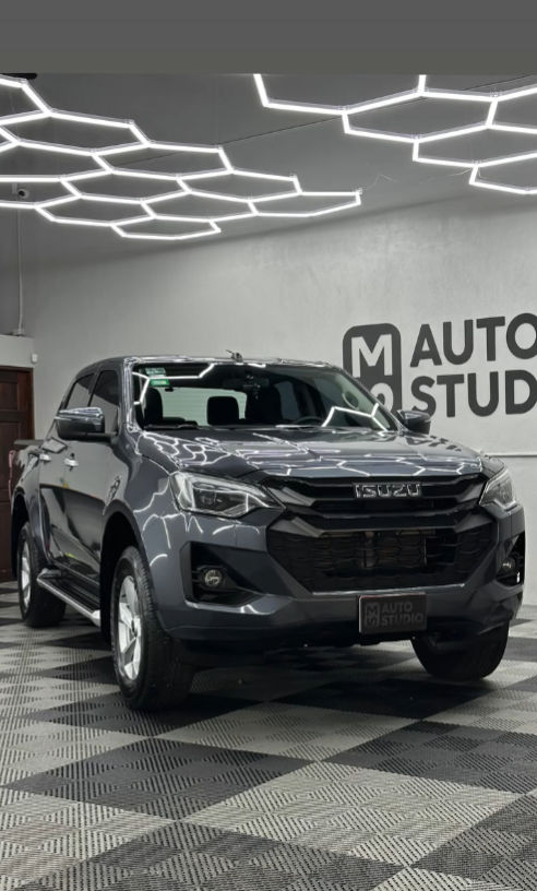 SUV blanca acabado showroom